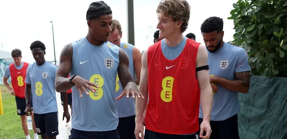 Jugadores de Inglaterra conversando durante entrenamiento Jugadores de Inglaterra conversando durante entrenamiento