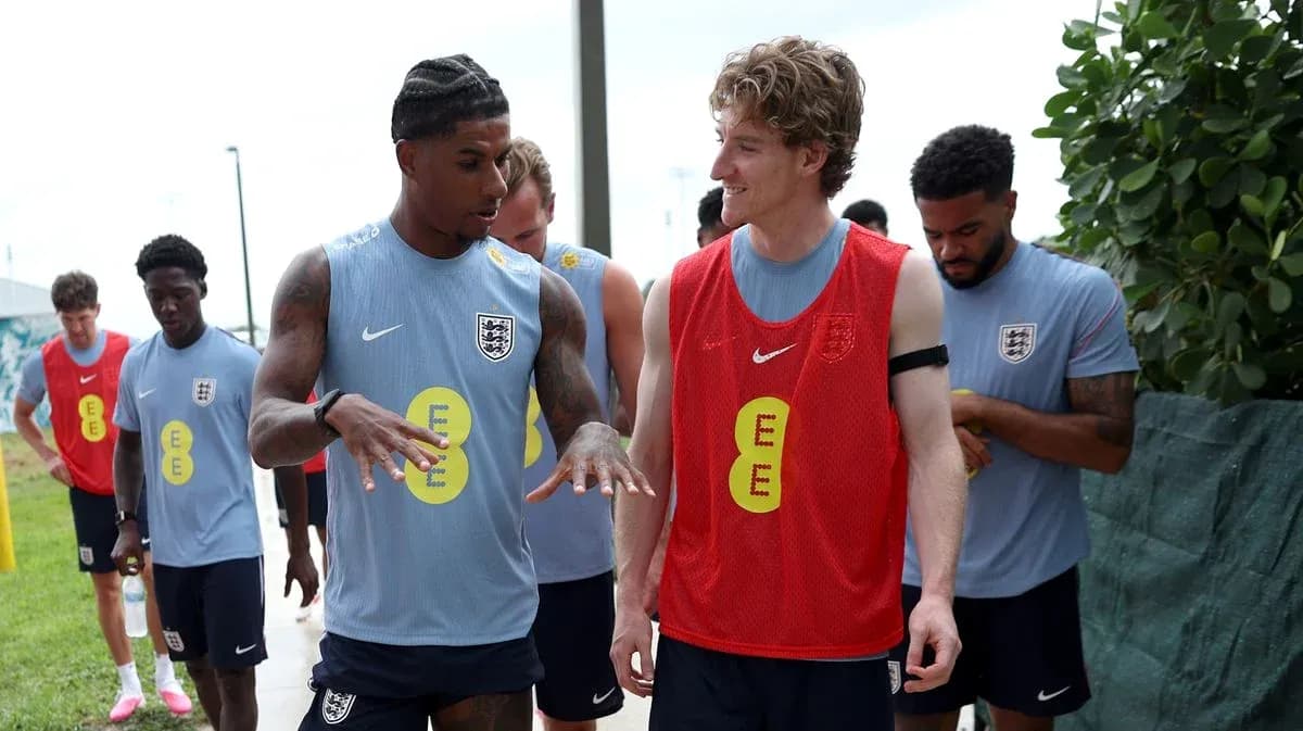 Jugadores de Inglaterra conversando durante entrenamiento Jugadores de Inglaterra conversando durante entrenamiento