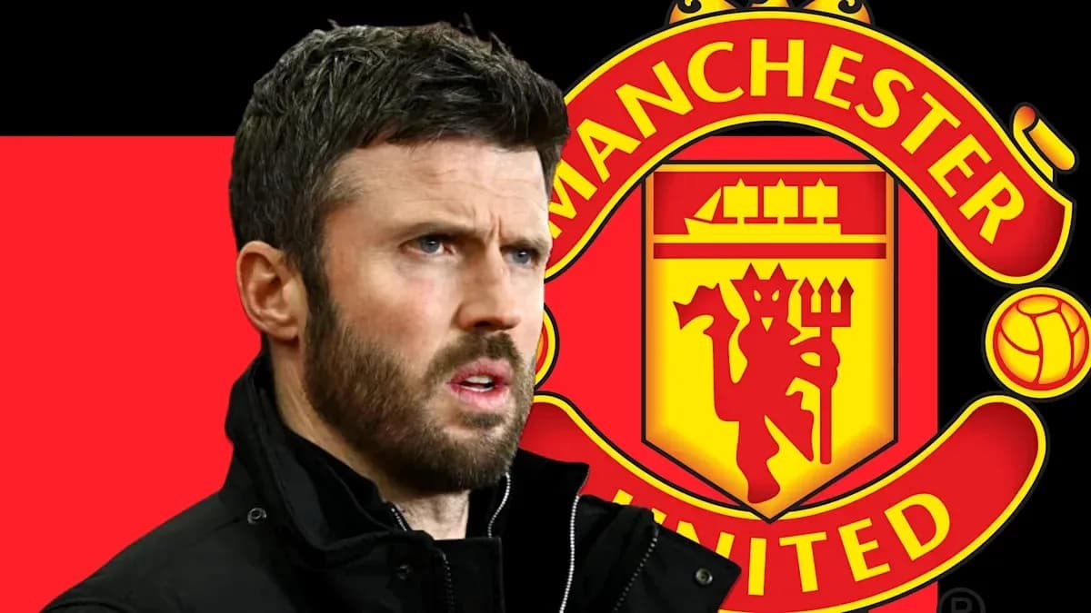 Entrenador con logo de Manchester United de fondo Entrenador con logo de Manchester United de fondo