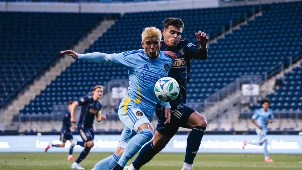 Jugador de Philadelphia Union II compitiendo por el balón Jugador de Philadelphia Union II compitiendo por el balón