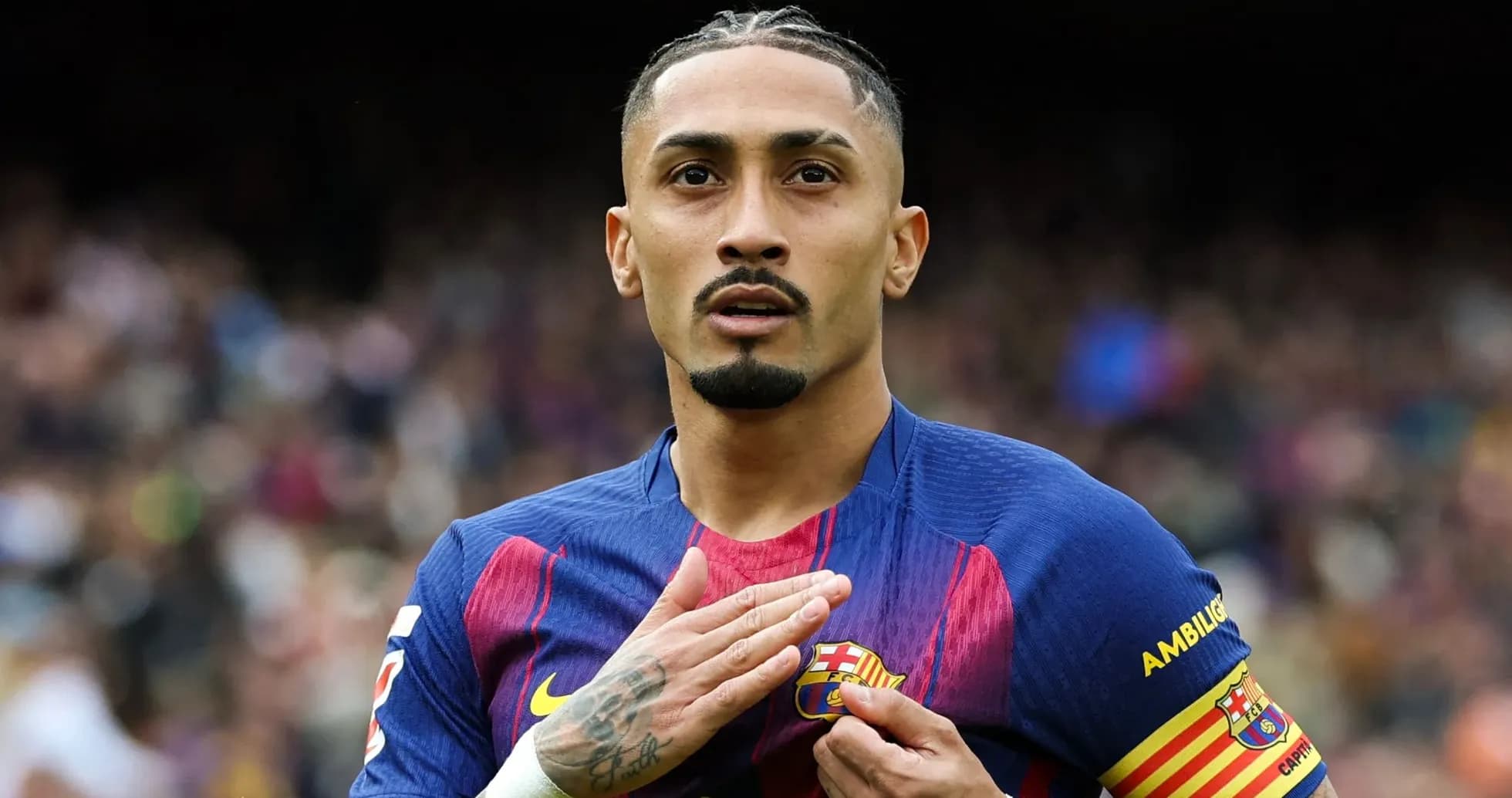 Jugador de Barça tocando el escudo del equipo Jugador de Barça tocando el escudo del equipo