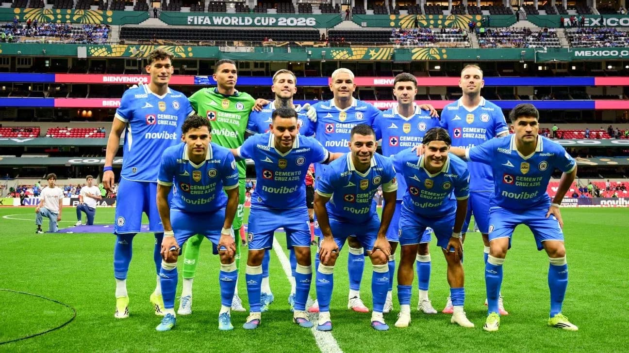 Plantel de Cruz Azul en el Estadio Azteca Plantel de Cruz Azul en el Estadio Azteca