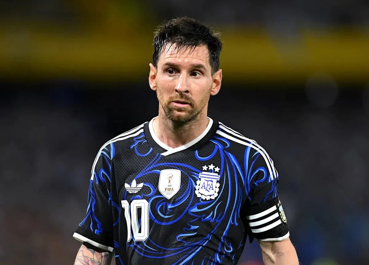 Lionel Messi en uniforme de Argentina durante partido Lionel Messi en uniforme de Argentina durante partido
