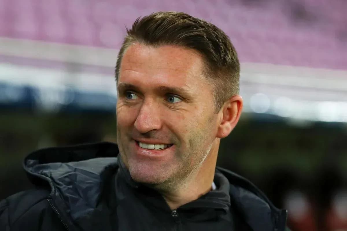Entrenador sonriendo en el estadio antes del partido Entrenador sonriendo en el estadio antes del partido