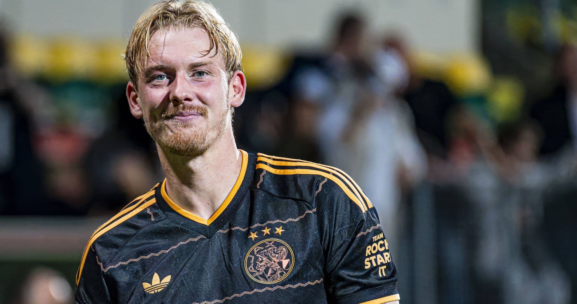 Jugador de Ajax sonriendo después del partido Jugador de Ajax sonriendo después del partido