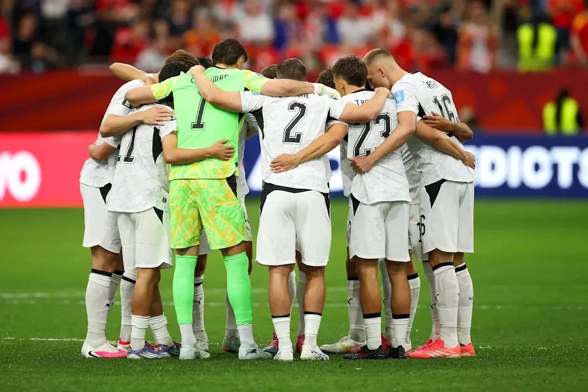 Equipo de fútbol en círculo antes del partido Equipo de fútbol en círculo antes del partido