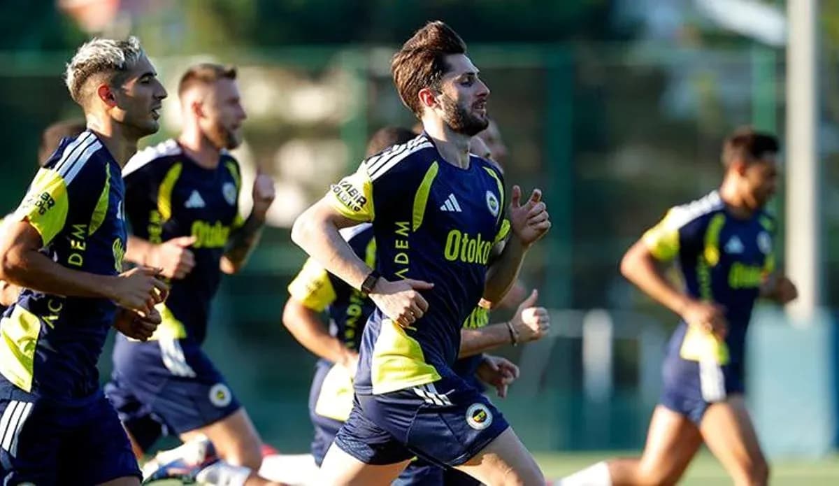 Jugadores de Fenerbahçe entrenando en el campo Jugadores de Fenerbahçe entrenando en el campo