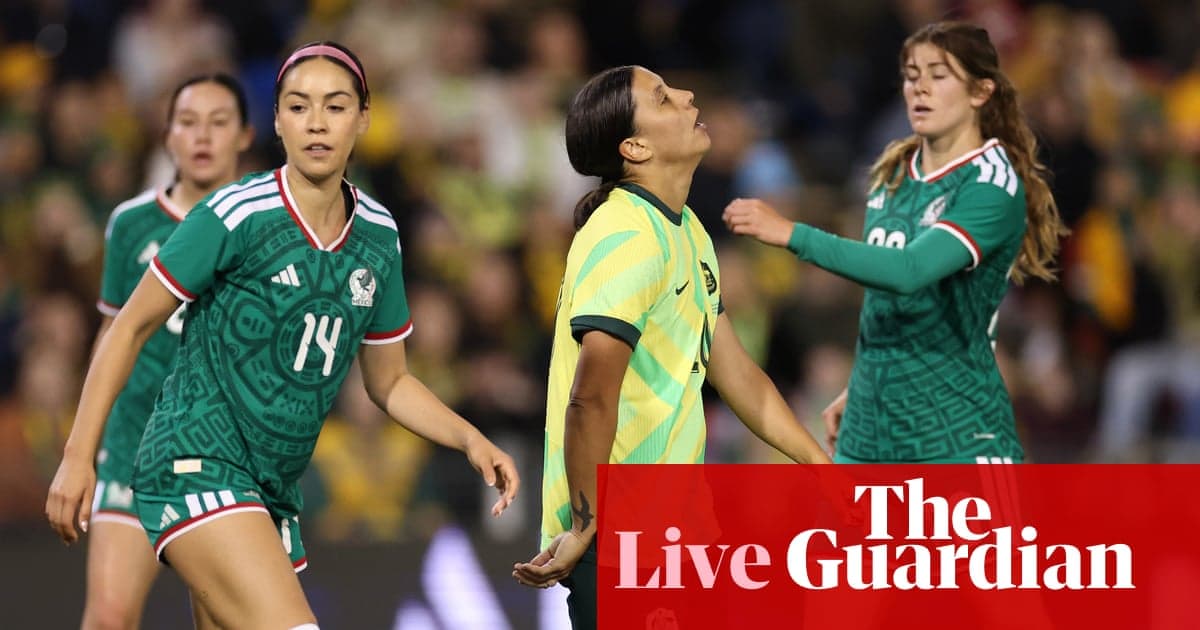 Jugadoras de fútbol compitiendo en un partido Jugadoras de fútbol compitiendo en un partido