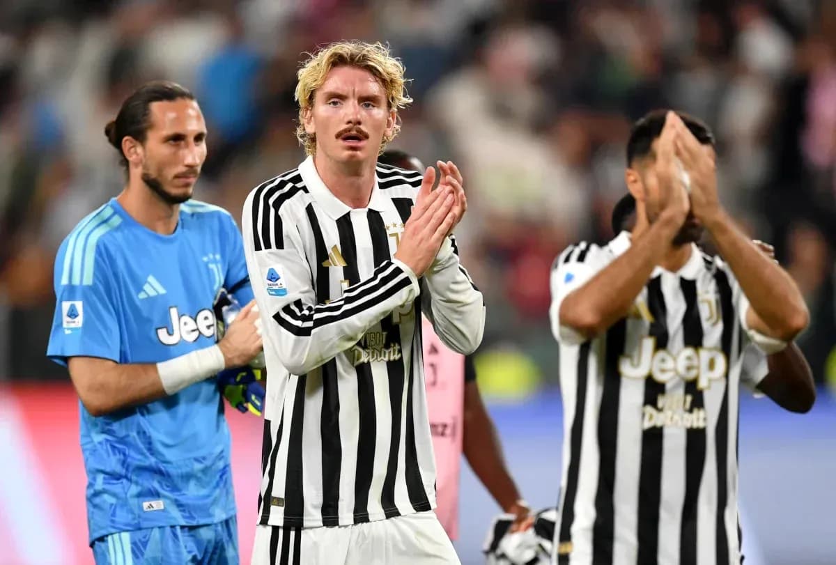 Jugadores de Juventus aplaudiendo al final del partido Jugadores de Juventus aplaudiendo al final del partido