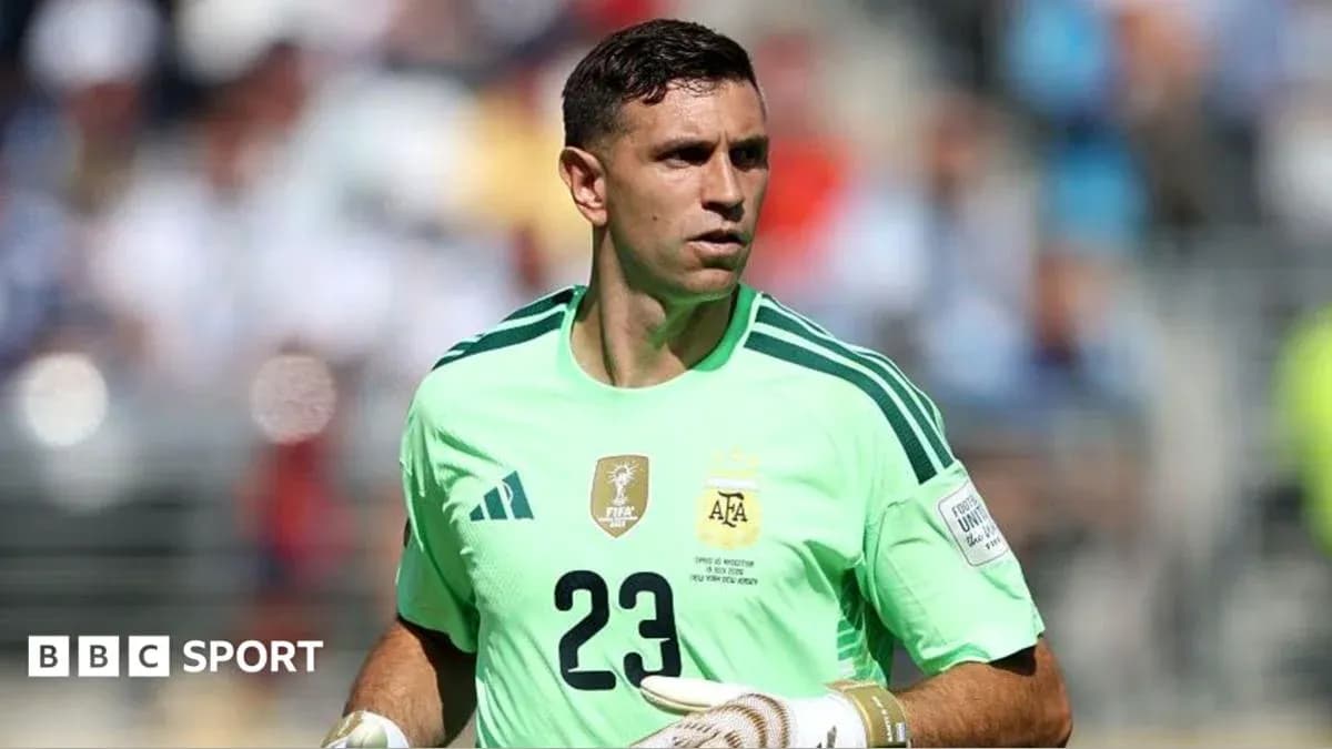 Portero de Argentina en uniforme verde durante el partido Portero de Argentina en uniforme verde durante el partido