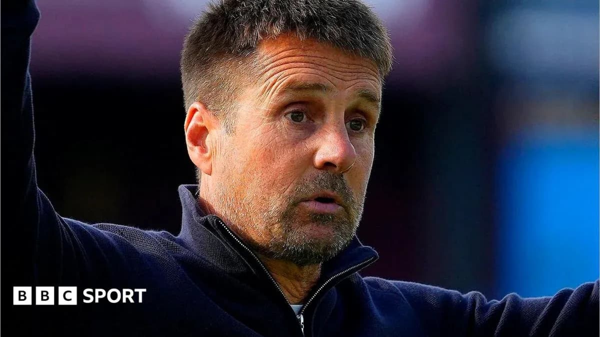 Entrenador gesticulando durante un partido Entrenador gesticulando durante un partido
