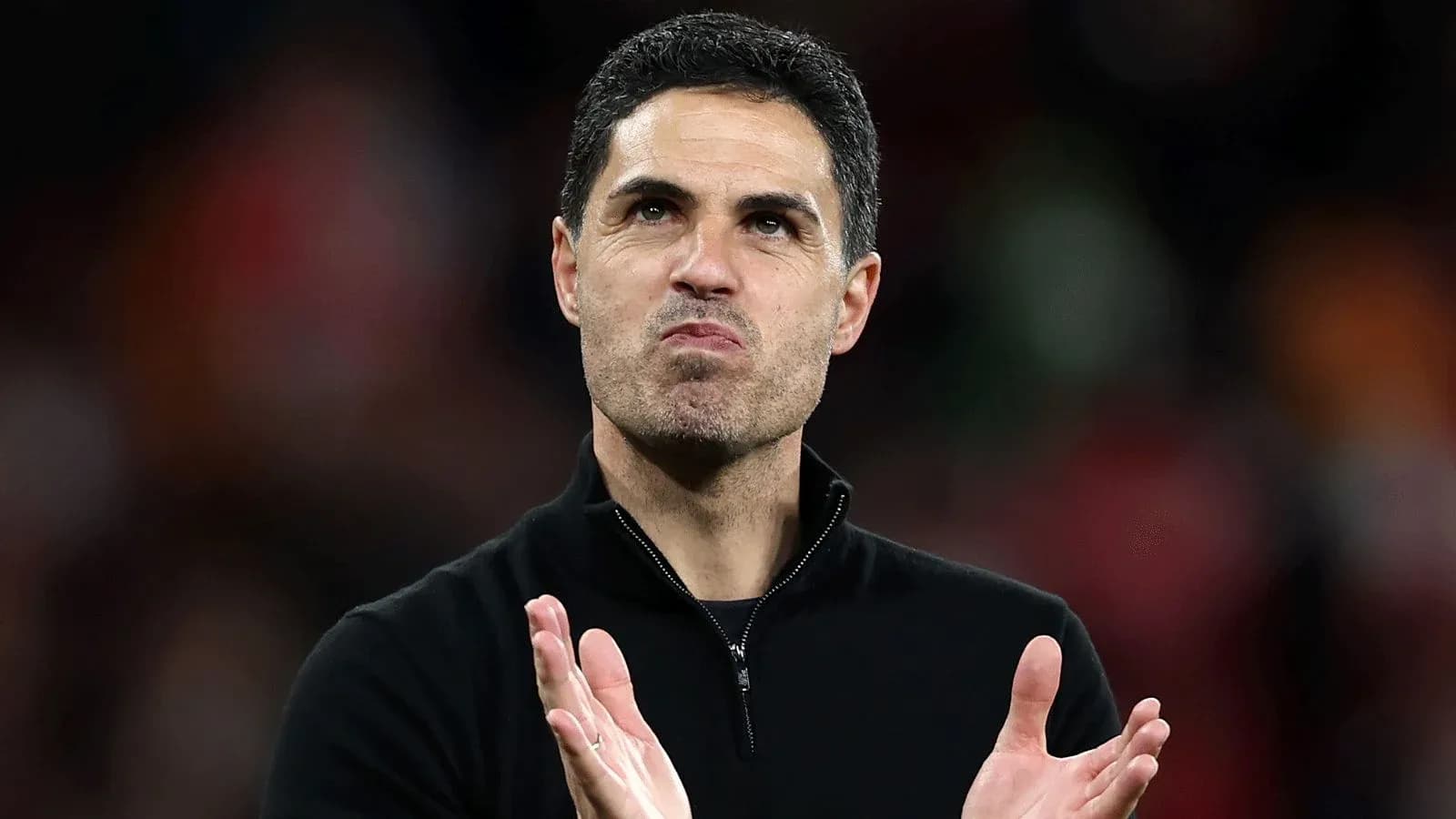 Entrenador aplaudiendo tras el partido Entrenador aplaudiendo tras el partido