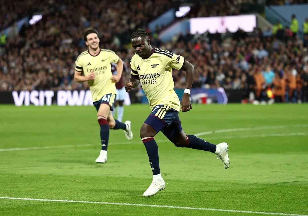 Jugador de Arsenal celebra un gol en el partido Jugador de Arsenal celebra un gol en el partido