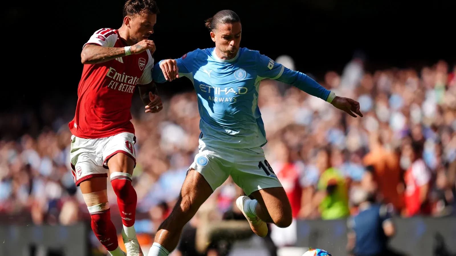 Jugadores de Arsenal y Manchester City luchando por el balón Jugadores de Arsenal y Manchester City luchando por el balón