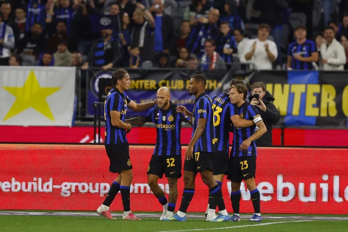 Jugadores de Inter celebrando un gol en el partido Jugadores de Inter celebrando un gol en el partido
