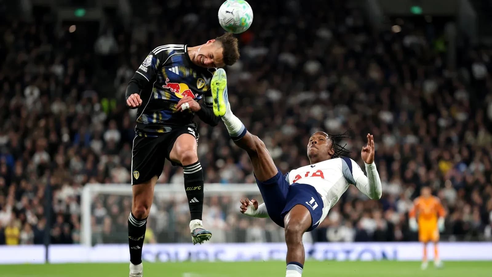 Portero de Leeds evitando un tiro de Tottenham Portero de Leeds evitando un tiro de Tottenham