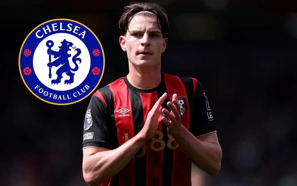 Jugador de Bournemouth aplaudiendo con camiseta roja y negra Jugador de Bournemouth aplaudiendo con camiseta roja y negra