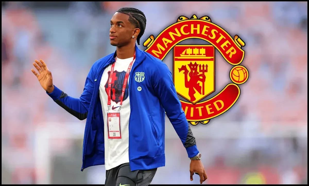 Jugador caminando con camiseta y chaqueta deportiva Jugador caminando con camiseta y chaqueta deportiva