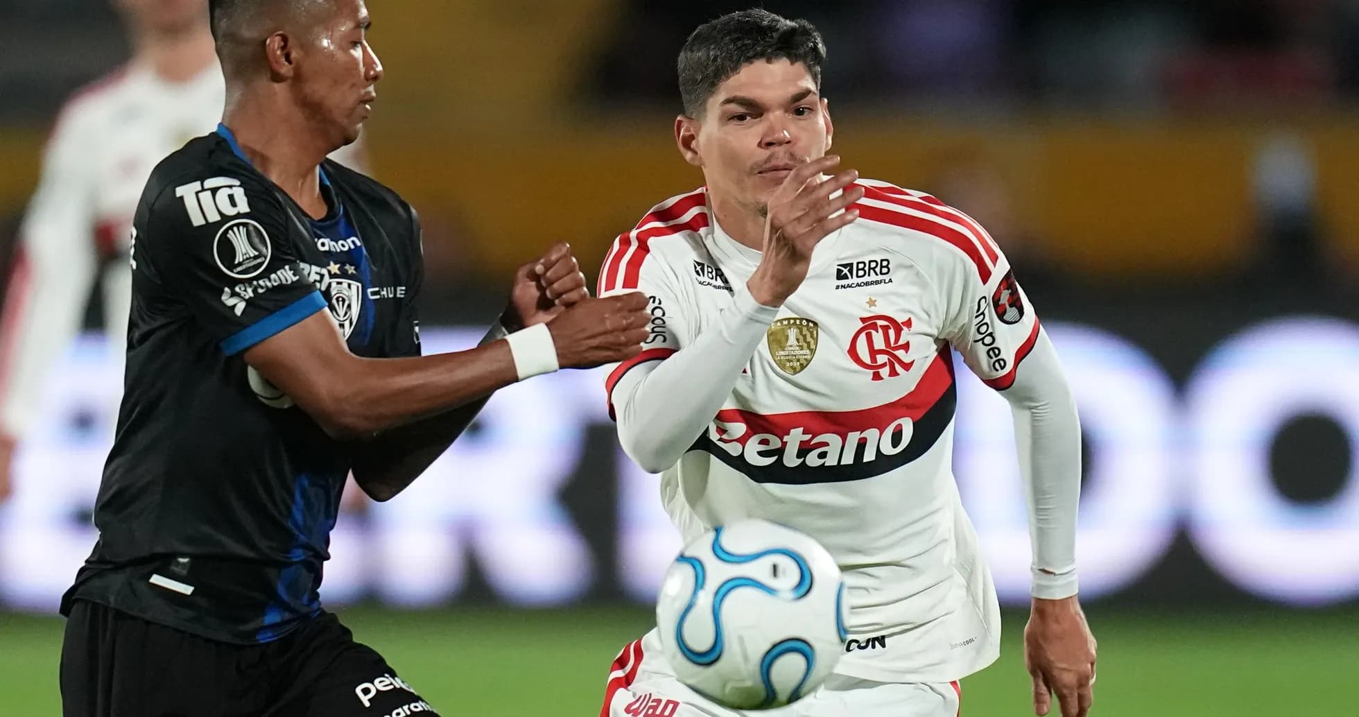 Jugador de Flamengo en acción durante el partido Jugador de Flamengo en acción durante el partido