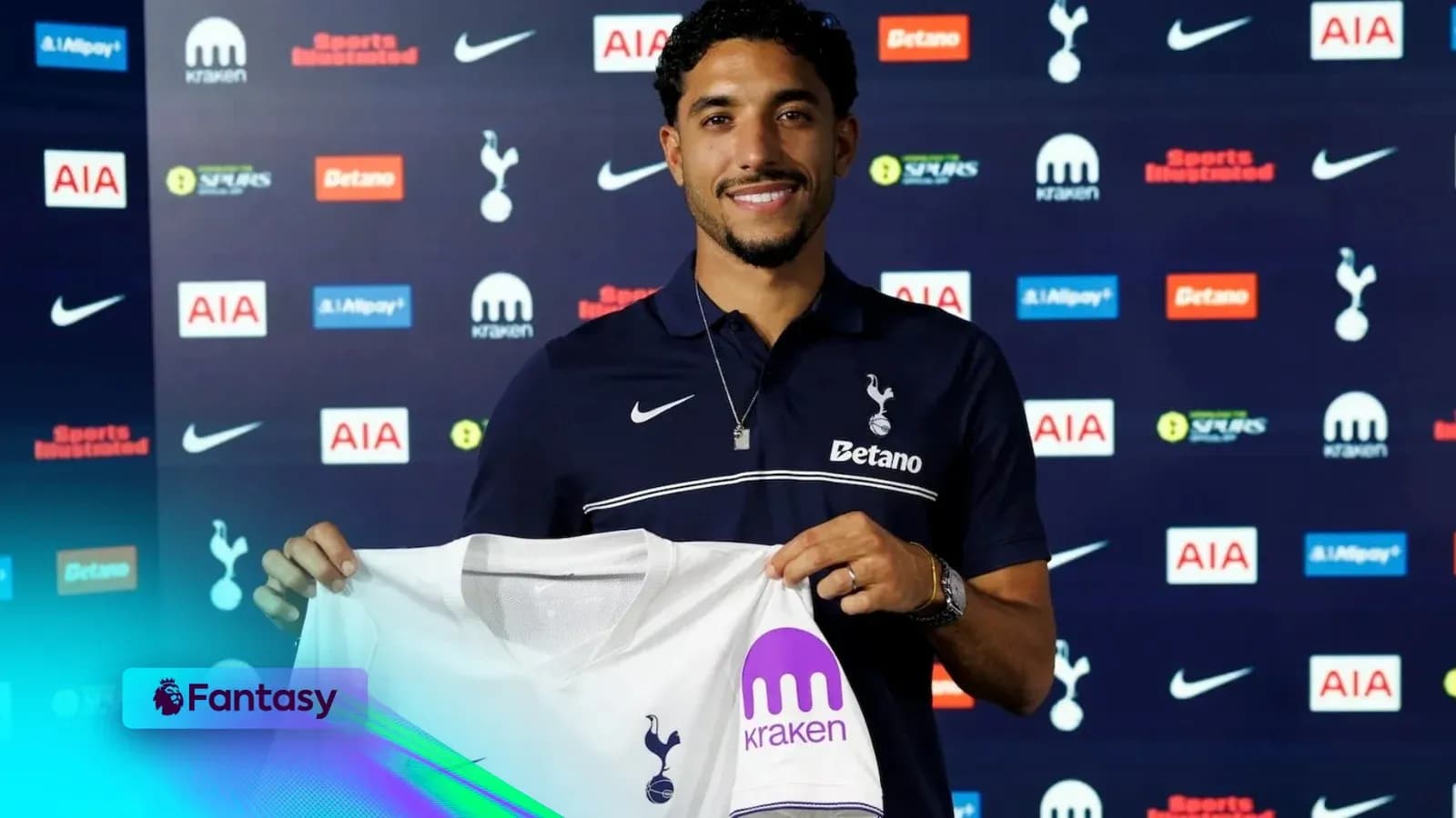 Jugador presentando camiseta de Tottenham en rueda de prensa Jugador presentando camiseta de Tottenham en rueda de prensa