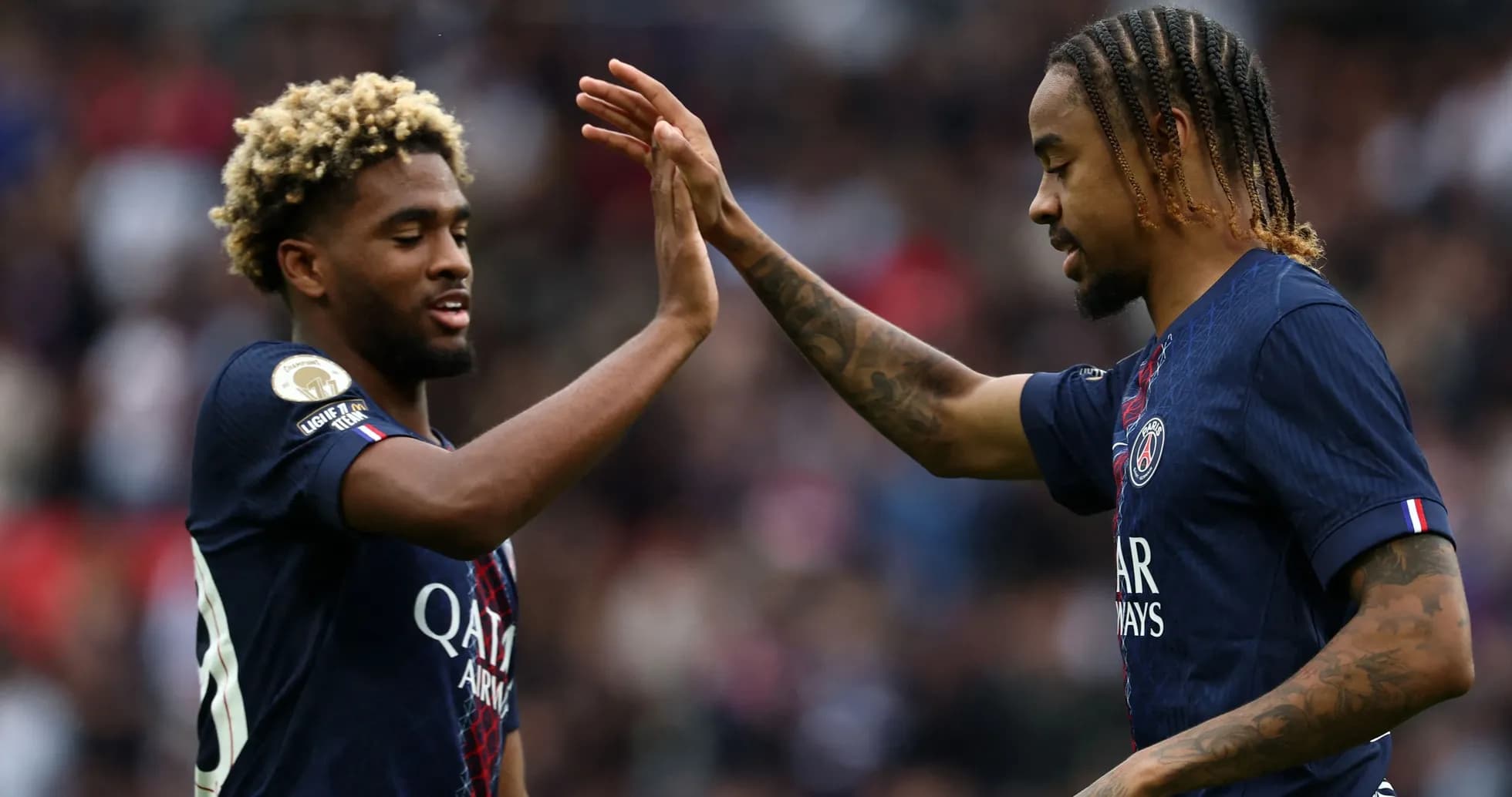 Jugadores de PSG celebrando durante un partido Jugadores de PSG celebrando durante un partido