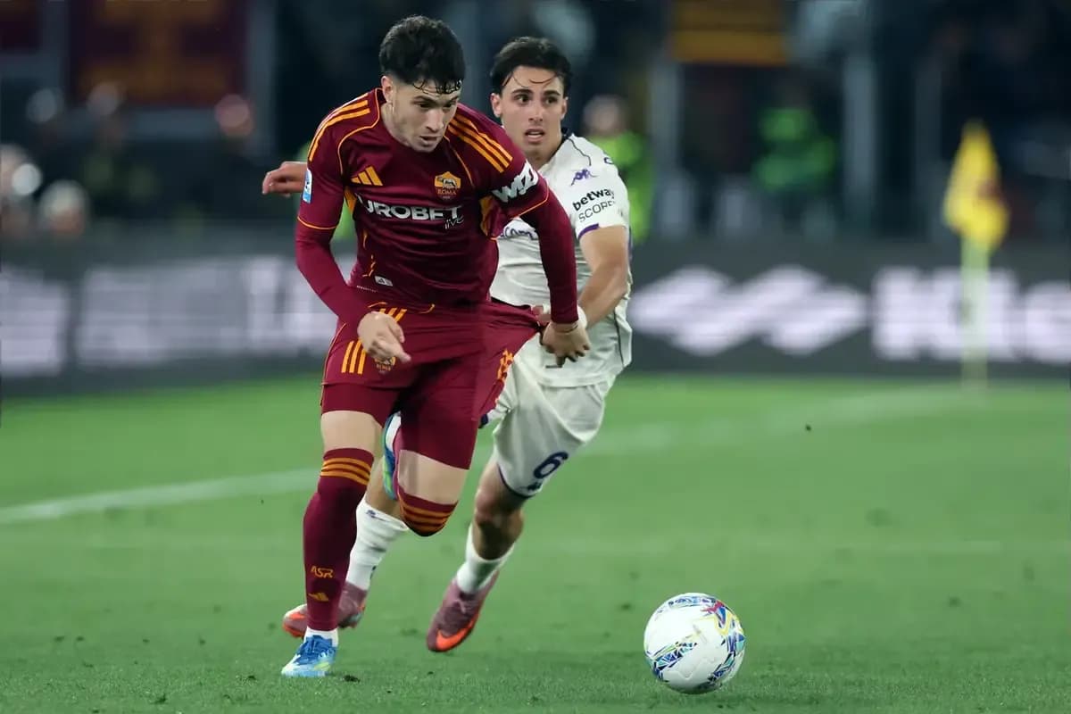 Jugador de la Roma driblando mientras es seguido Jugador de la Roma driblando mientras es seguido