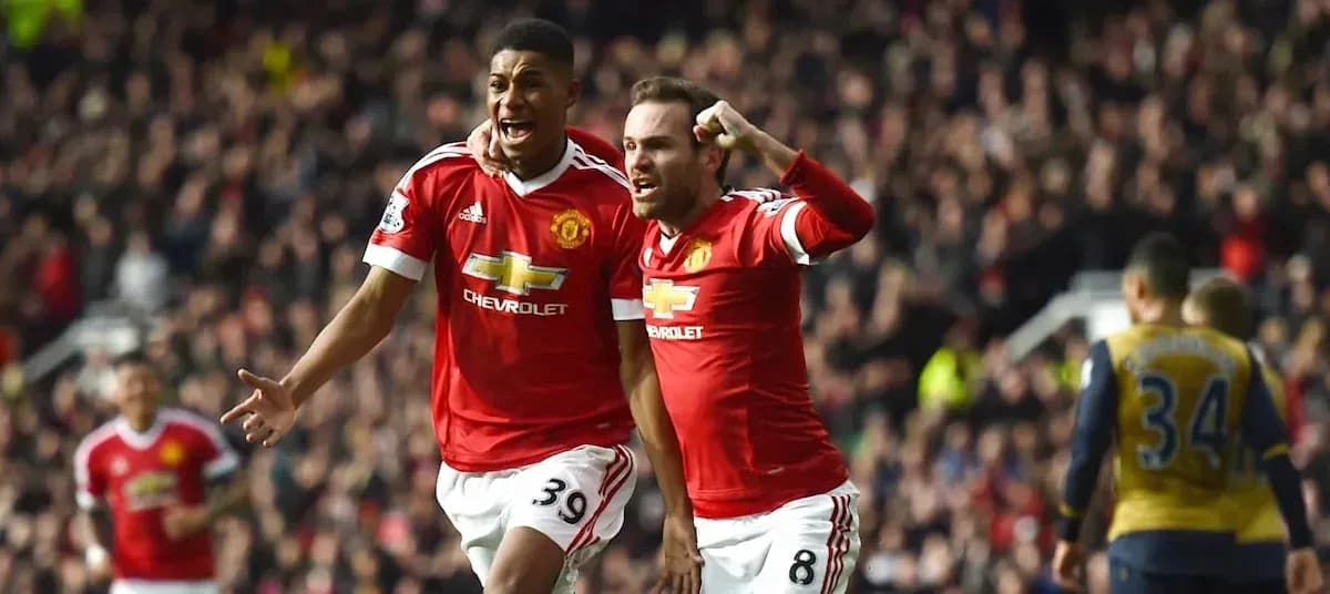 Jugadores de Manchester United celebrando un gol Jugadores de Manchester United celebrando un gol