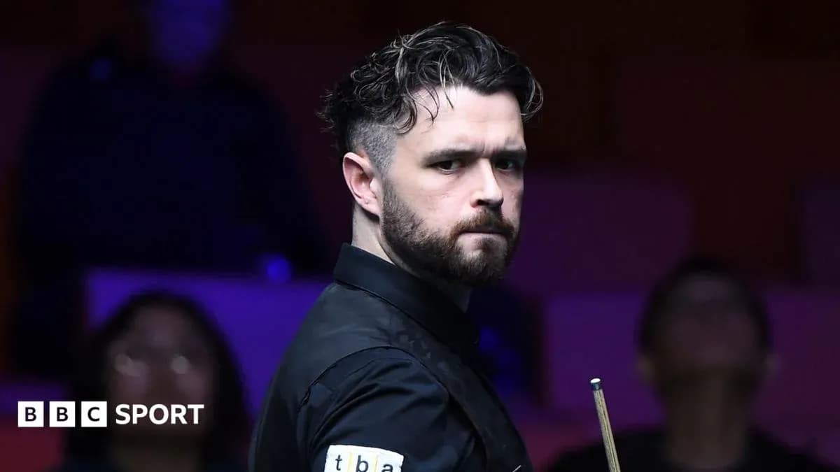 Jugador de snooker preparándose para realizar un tiro Jugador de snooker preparándose para realizar un tiro