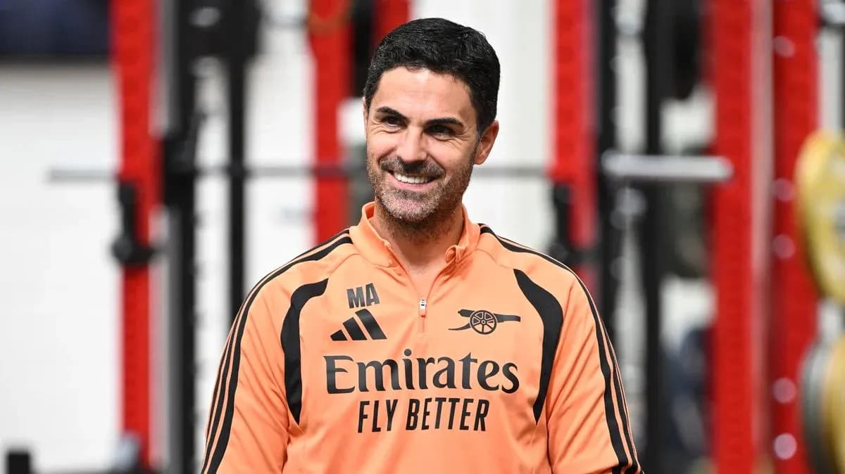 Entrenador sonriente en sesión de entrenamiento Entrenador sonriente en sesión de entrenamiento