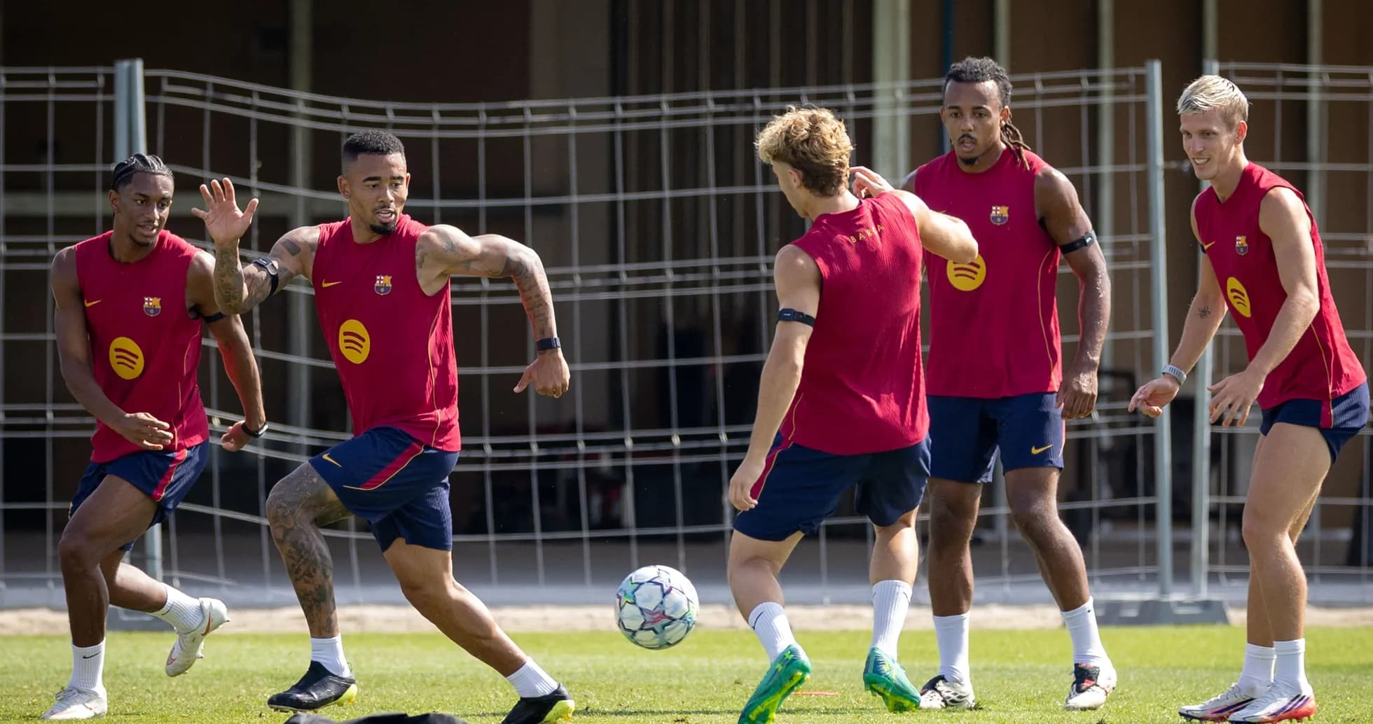 Jugadores de Barça entrenando y jugando con balón Jugadores de Barça entrenando y jugando con balón