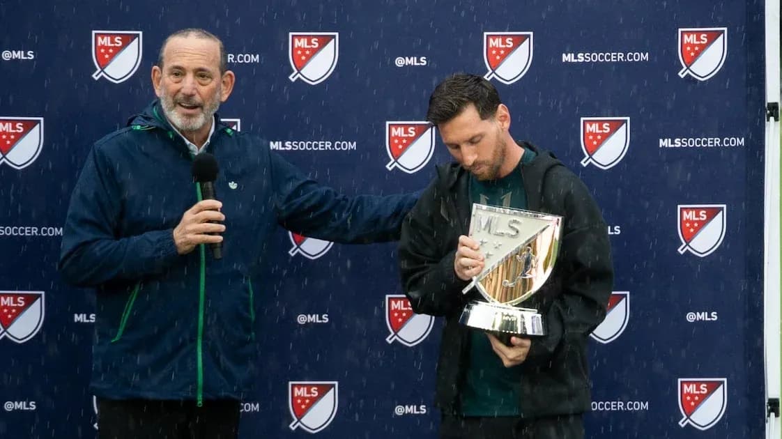 Lionel Messi recibiendo un trofeo en evento MLS Lionel Messi recibiendo un trofeo en evento MLS