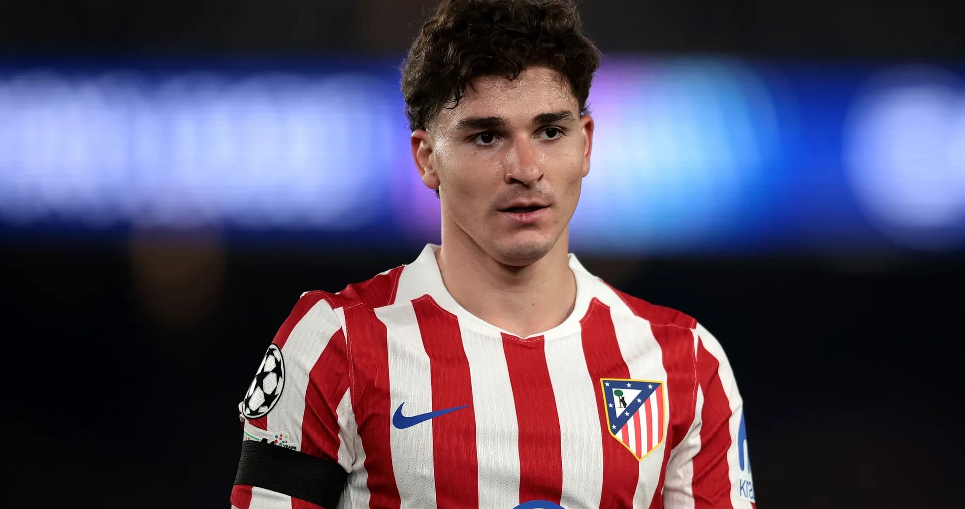Jugador de Atlético de Madrid en uniforme de partido Jugador de Atlético de Madrid en uniforme de partido