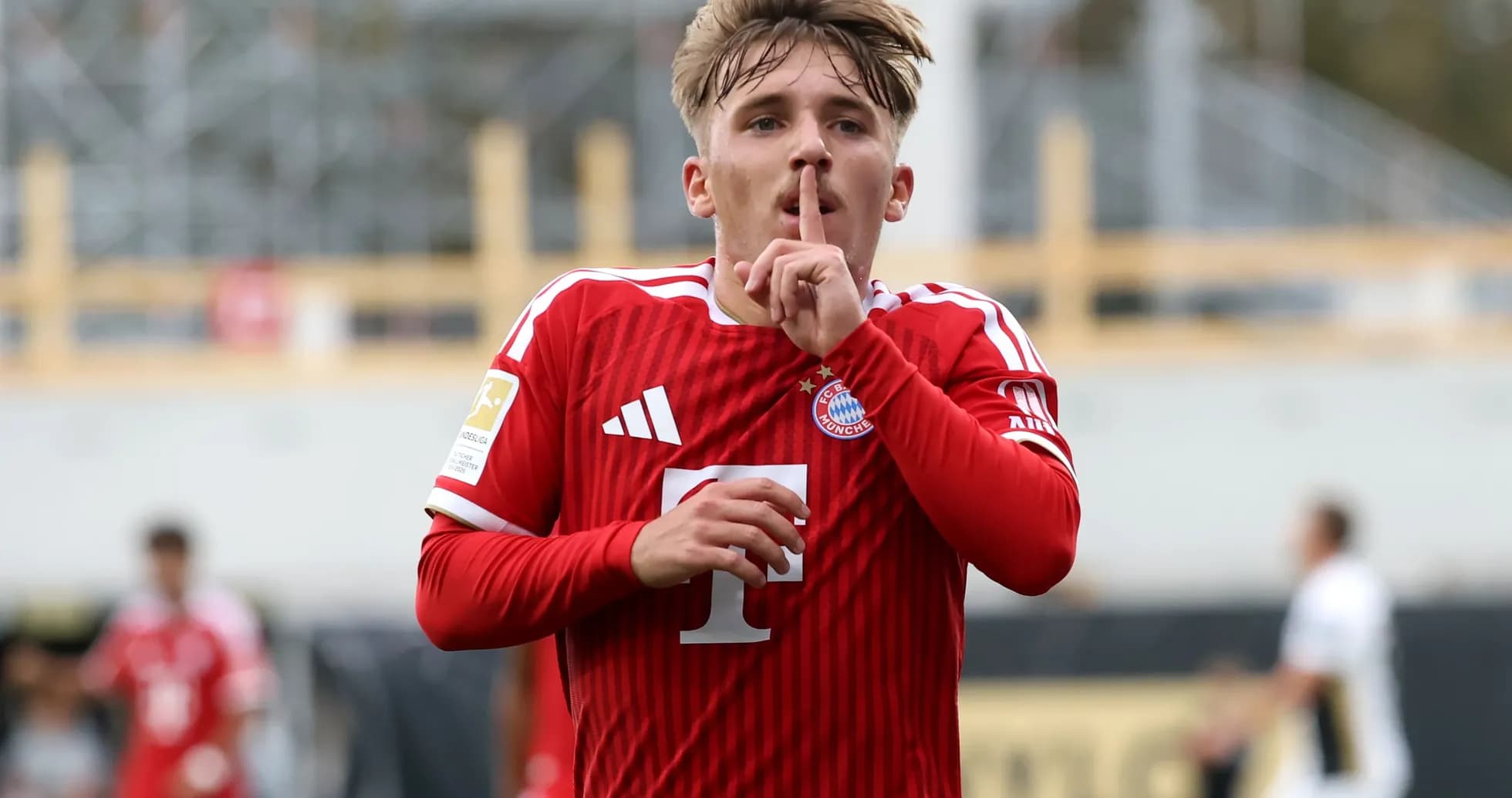 Jugador de Bayern Múnich celebrando con gesto de silencio Jugador de Bayern Múnich celebrando con gesto de silencio