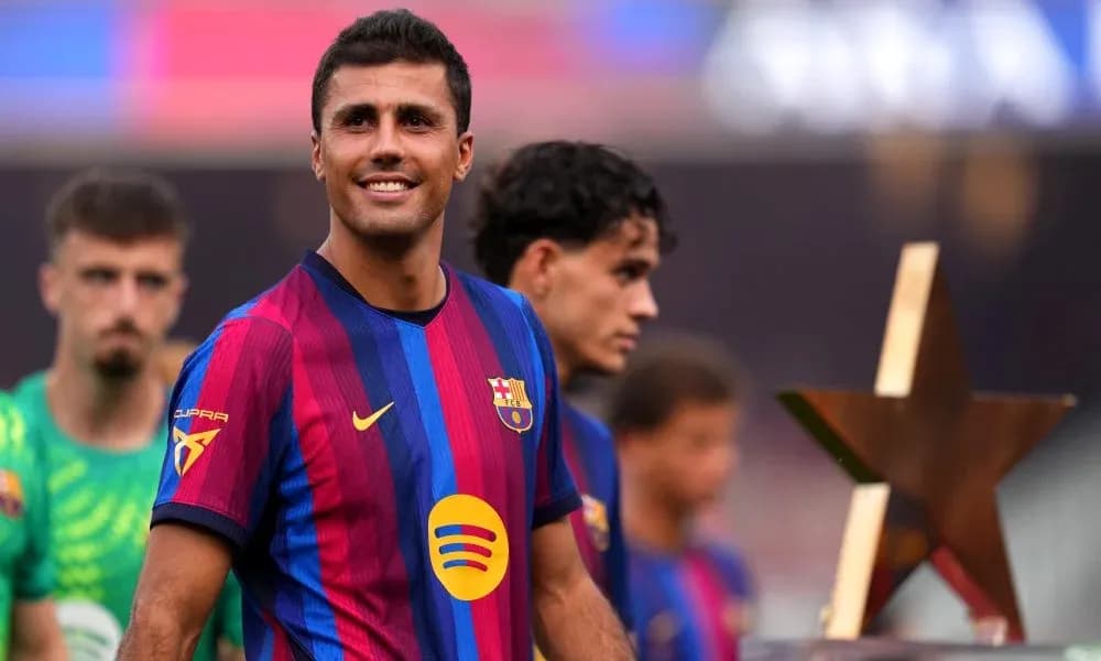 Jugador de Barcelona sonriendo con trofeo en mano Jugador de Barcelona sonriendo con trofeo en mano