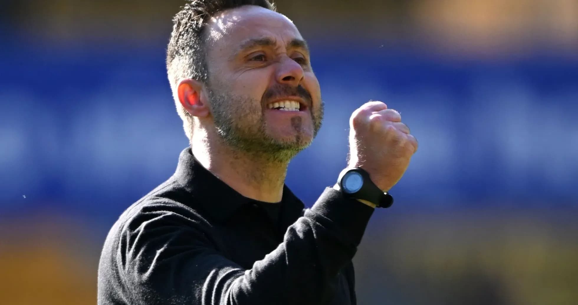 Entrenador celebrando con un puño en alto Entrenador celebrando con un puño en alto