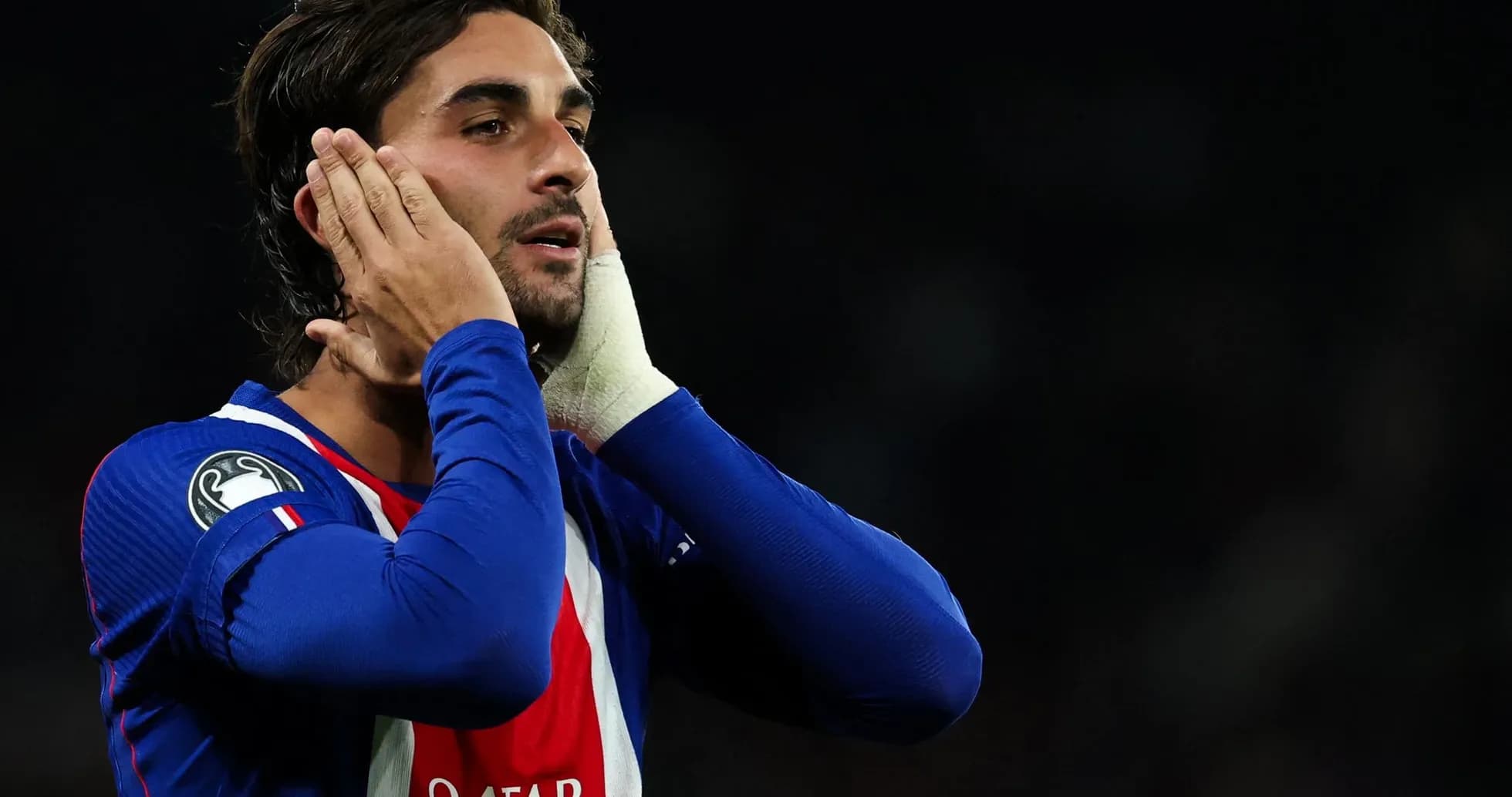Jugador con camiseta azul tocándose la cara Jugador con camiseta azul tocándose la cara