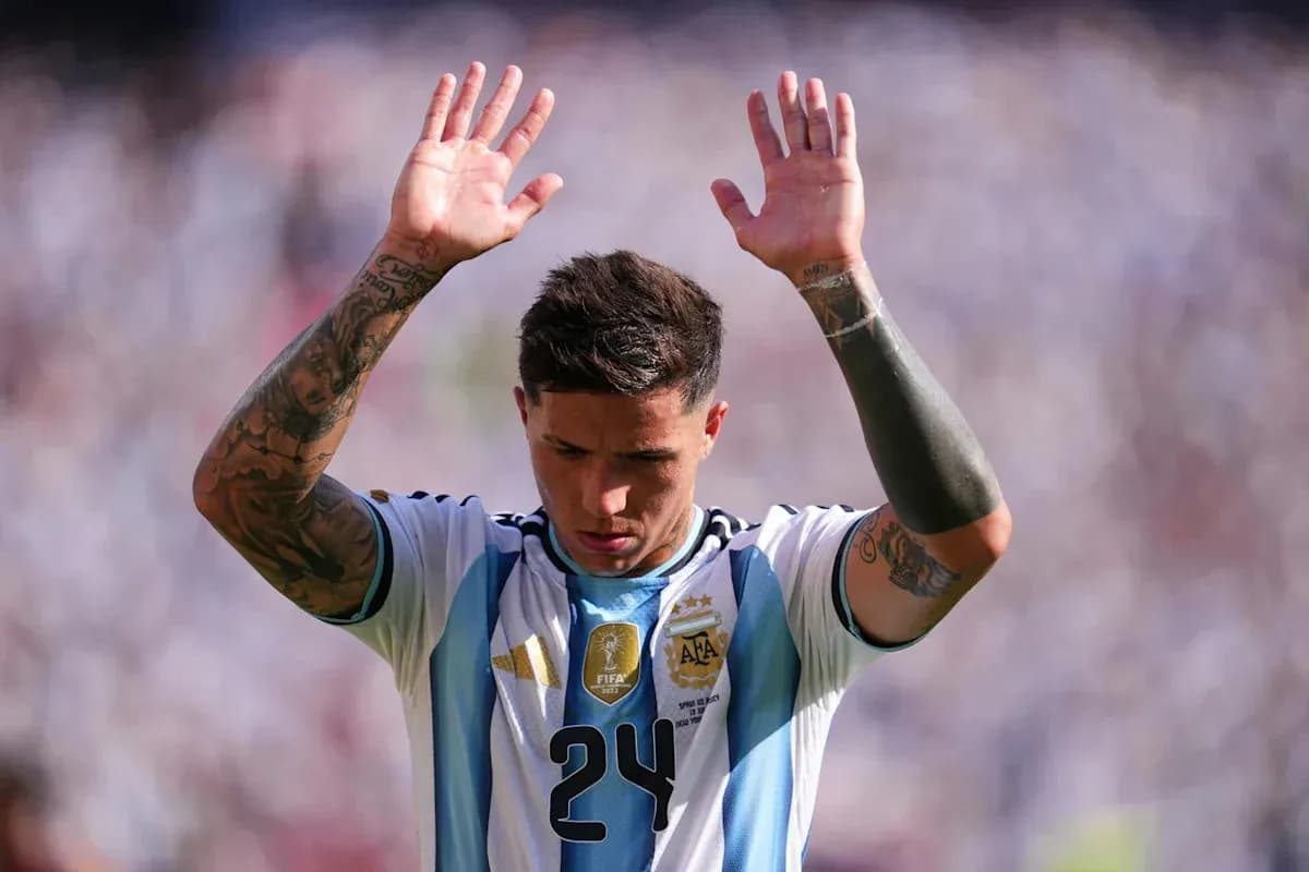 Jugador argentino levantando las manos en señal de respeto Jugador argentino levantando las manos en señal de respeto