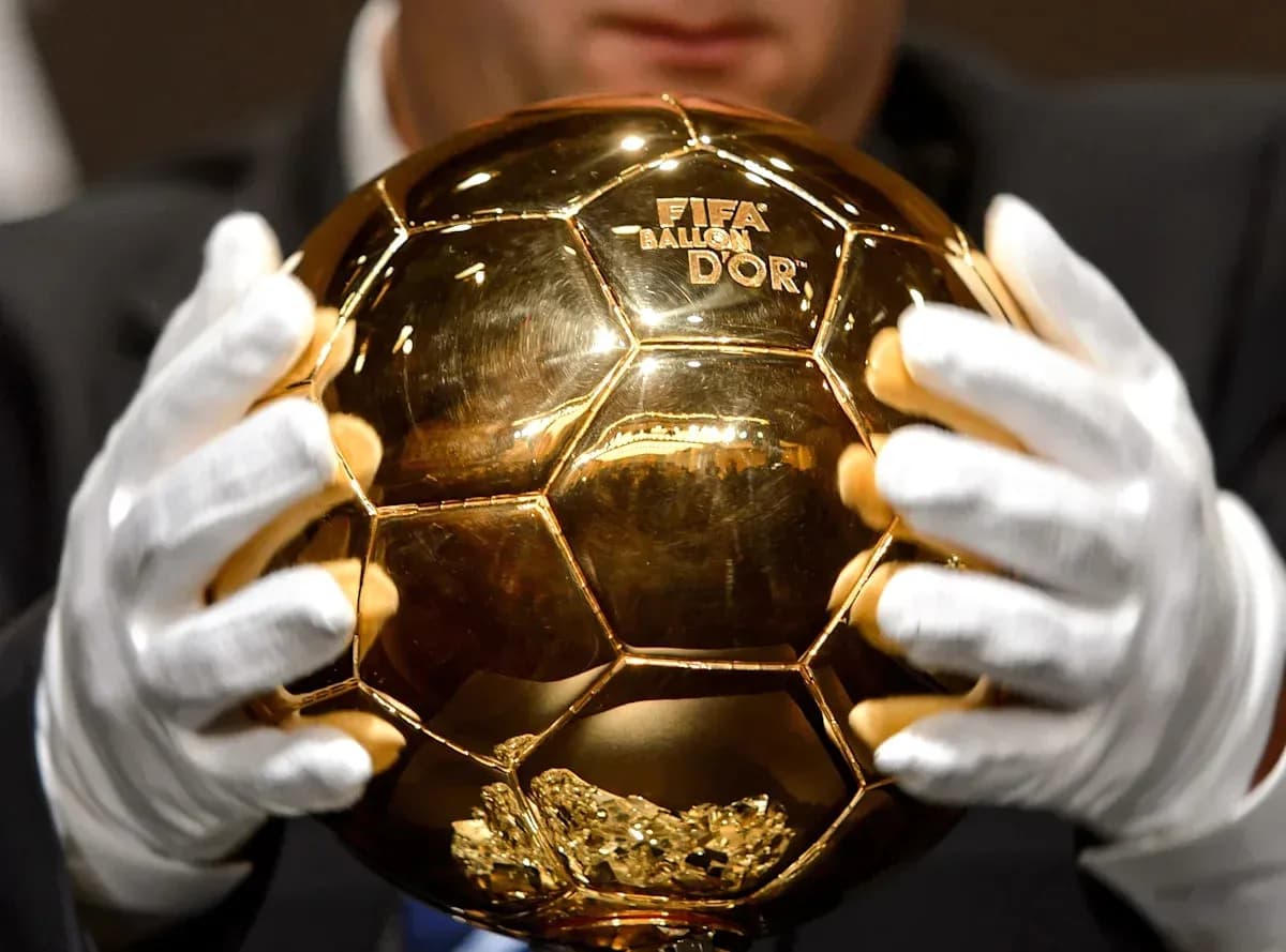 Persona sosteniendo el Balón de Oro Persona sosteniendo el Balón de Oro