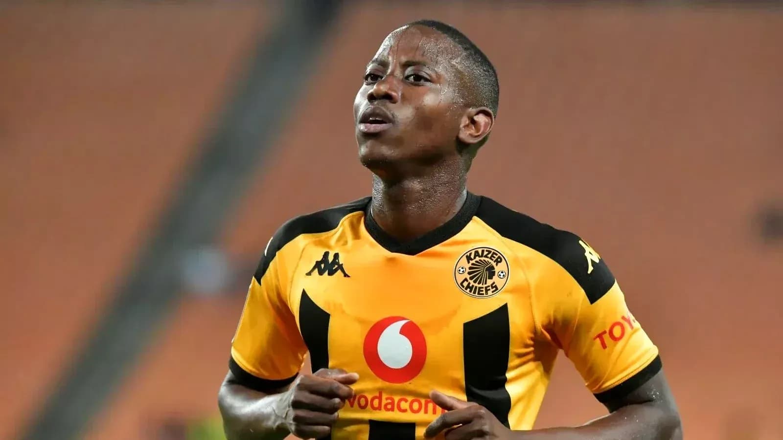 Jugador de Kaizer Chiefs en acción durante partido Jugador de Kaizer Chiefs en acción durante partido