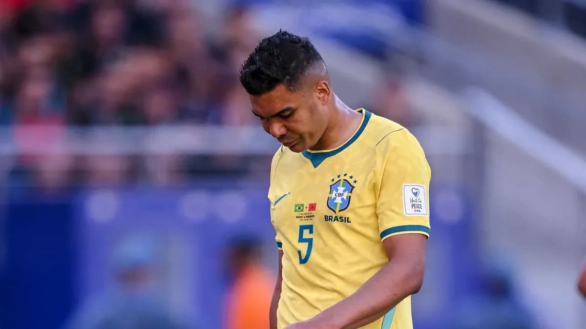 Jugador de Brasil caminando cabizbajo en el campo Jugador de Brasil caminando cabizbajo en el campo