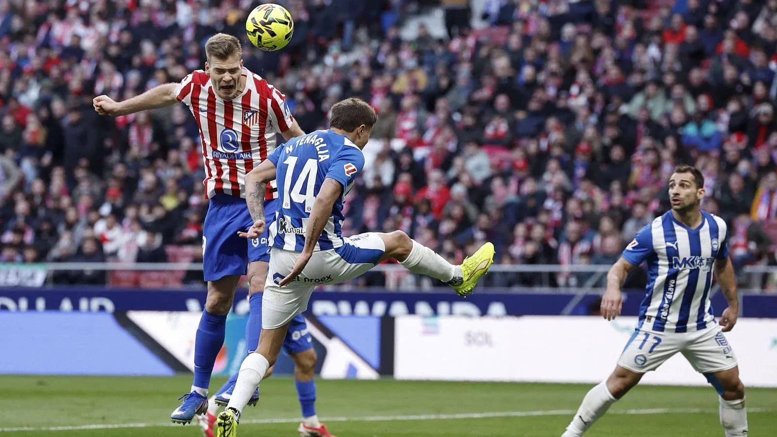 Un jugador de Alavés intenta despejar el balón Un jugador de Alavés intenta despejar el balón