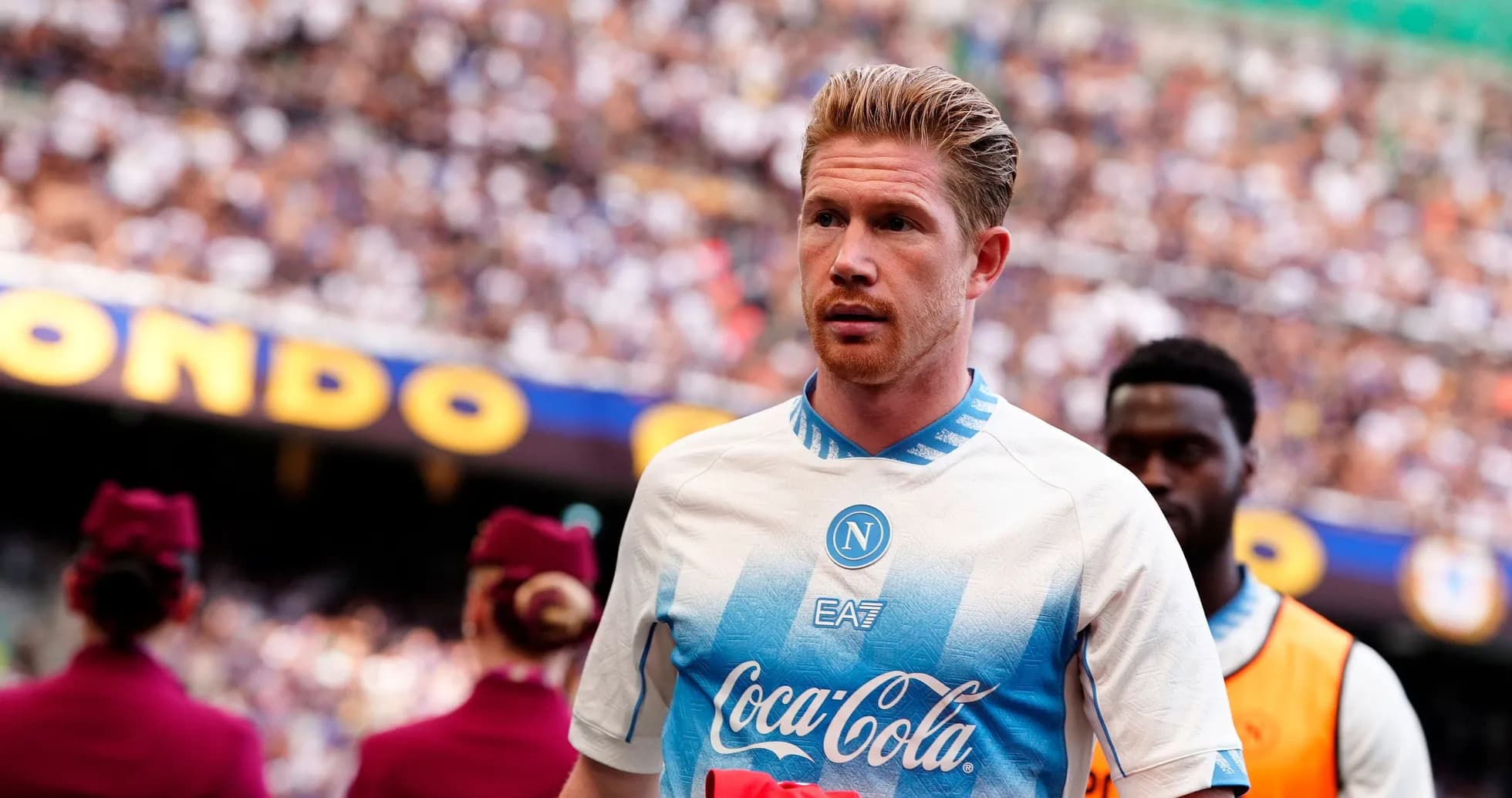 Jugador de Napoli ingresando al campo de juego Jugador de Napoli ingresando al campo de juego