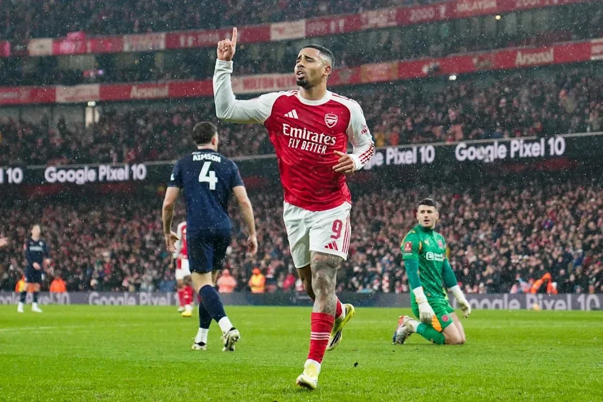 Jugador de Arsenal celebrando un gol en el partido Jugador de Arsenal celebrando un gol en el partido