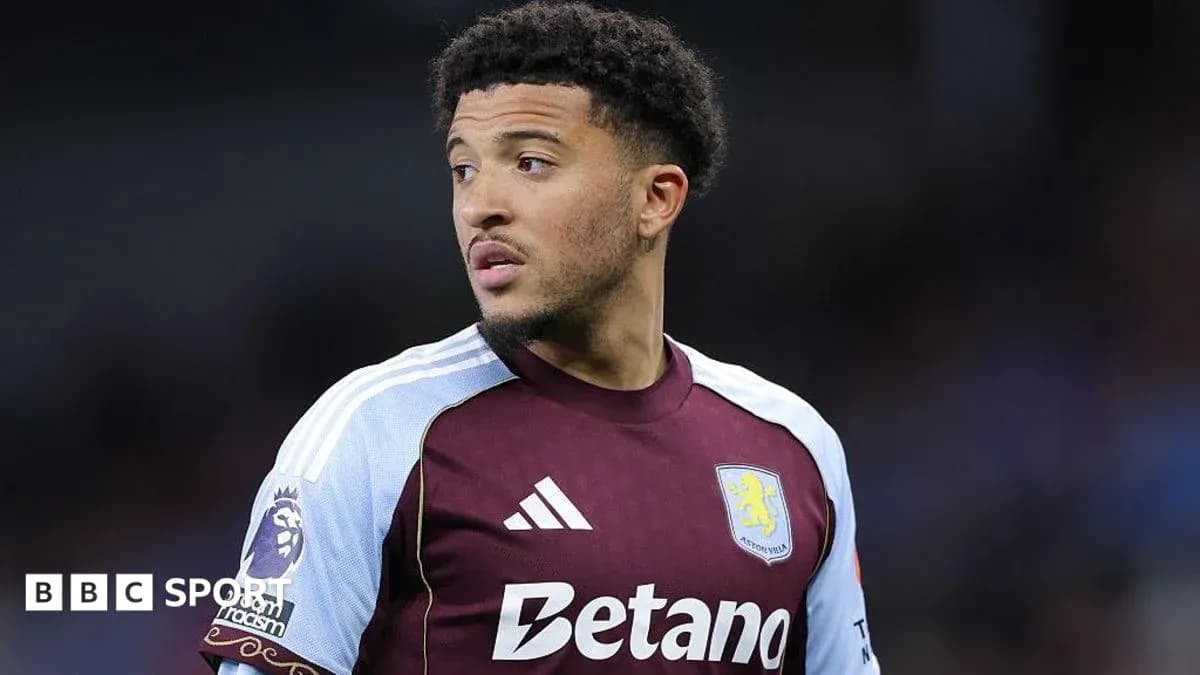 Jugador de Aston Villa durante un partido Jugador de Aston Villa durante un partido