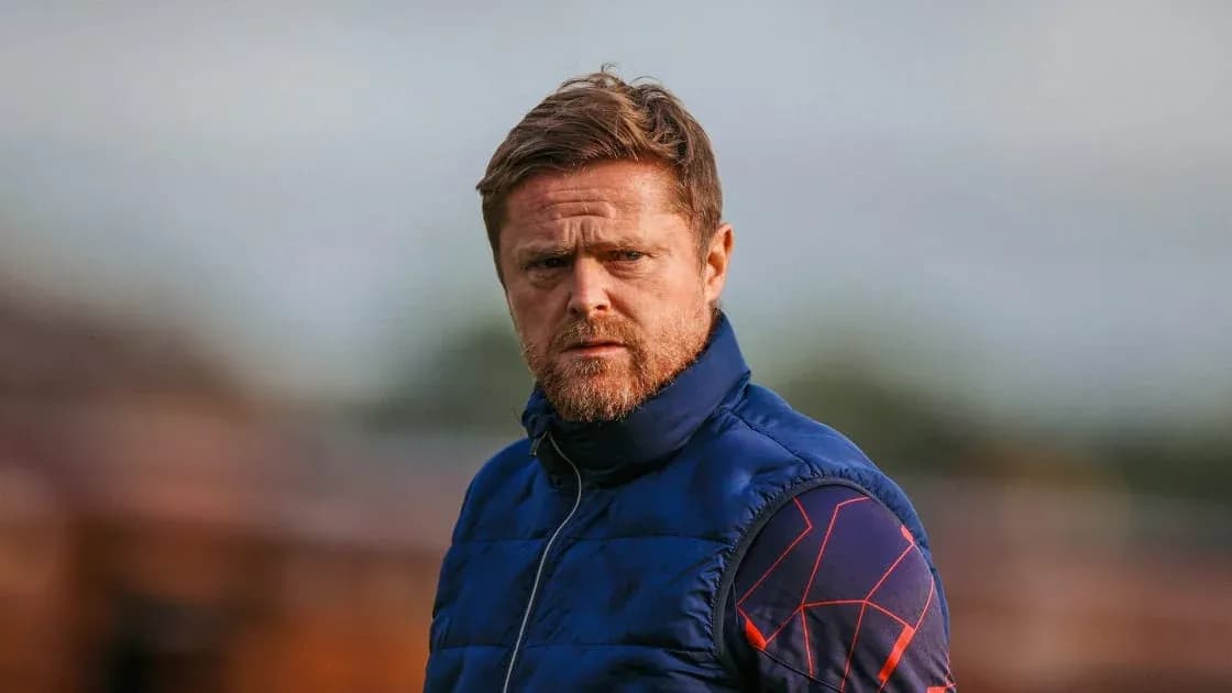 Entrenador observando desde el campo de entrenamiento Entrenador observando desde el campo de entrenamiento