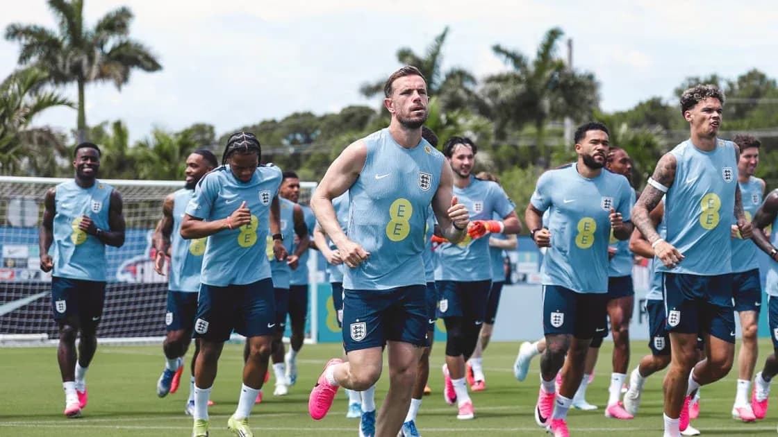 Jugadores de Inglaterra corriendo durante entrenamiento Jugadores de Inglaterra corriendo durante entrenamiento