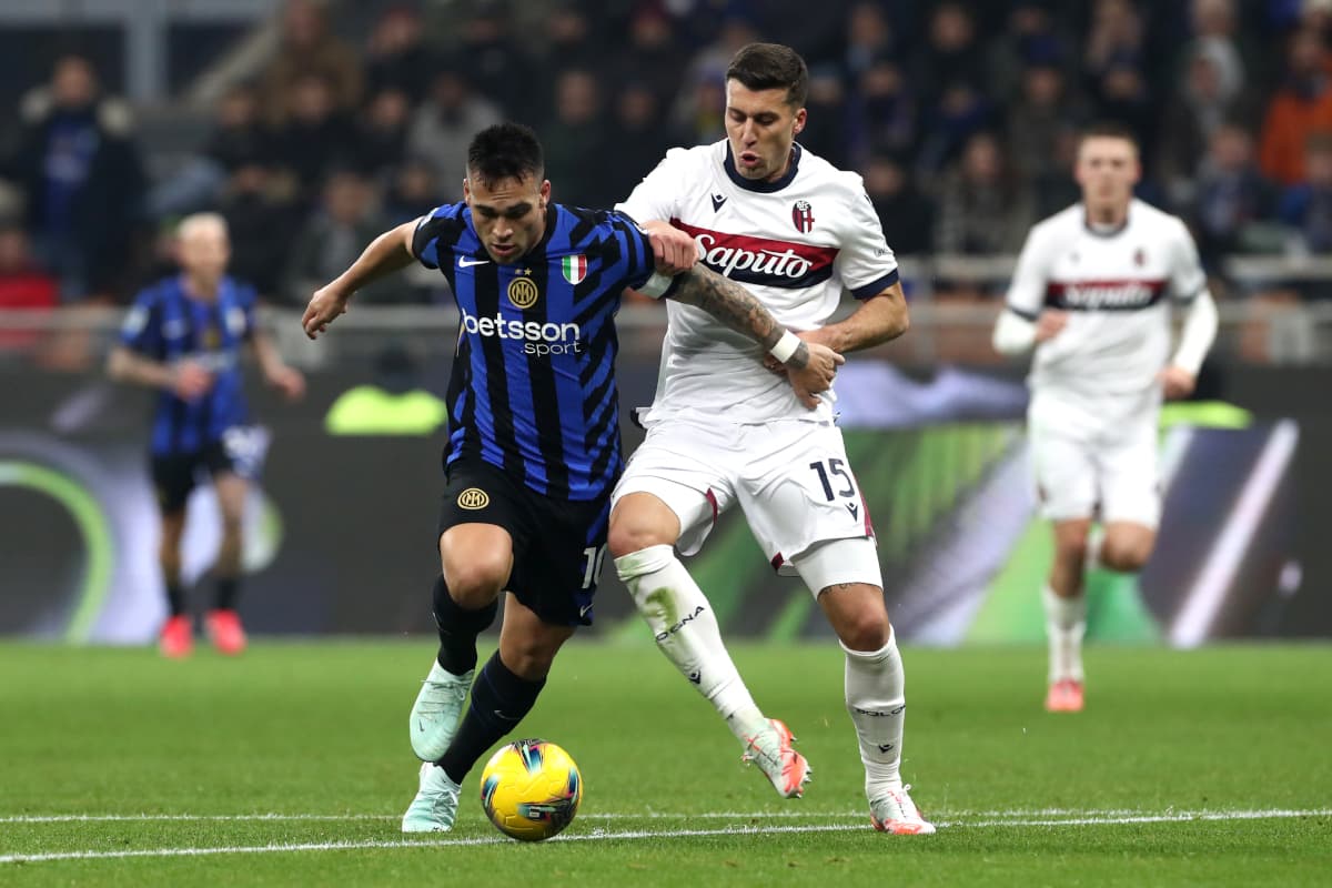 Lautaro Martínez luchando por el balón contra Bologna Lautaro Martínez luchando por el balón contra Bologna