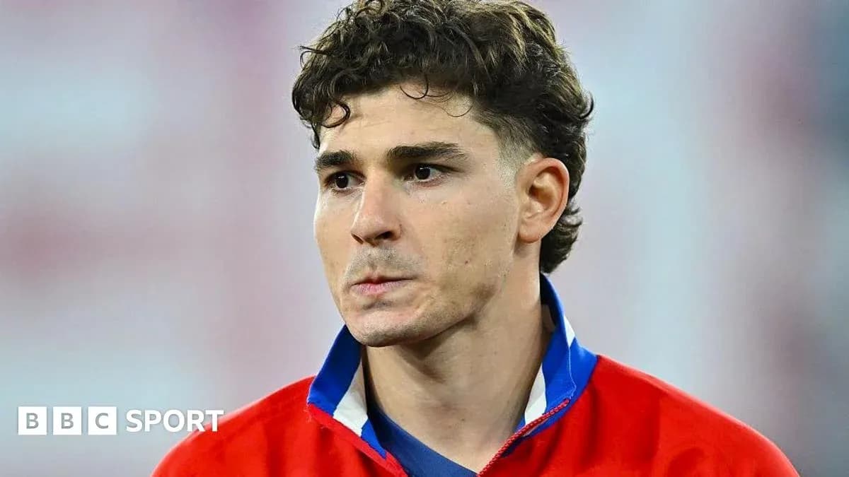 Jugador de fútbol con camiseta roja en primer plano Jugador de fútbol con camiseta roja en primer plano