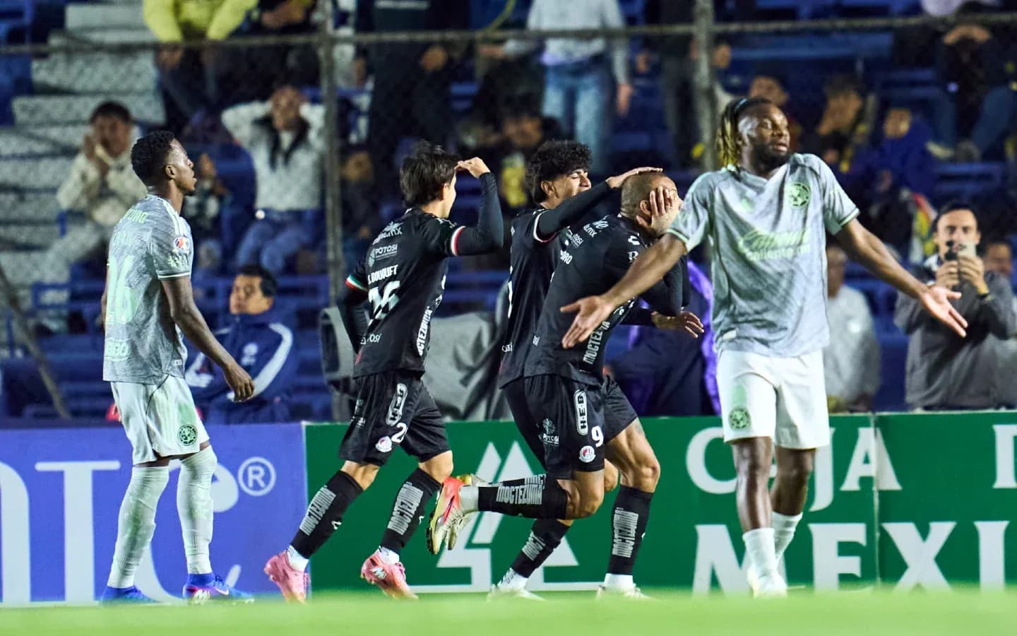 Jugadores celebrando un gol en Liga MX Jugadores celebrando un gol en Liga MX
