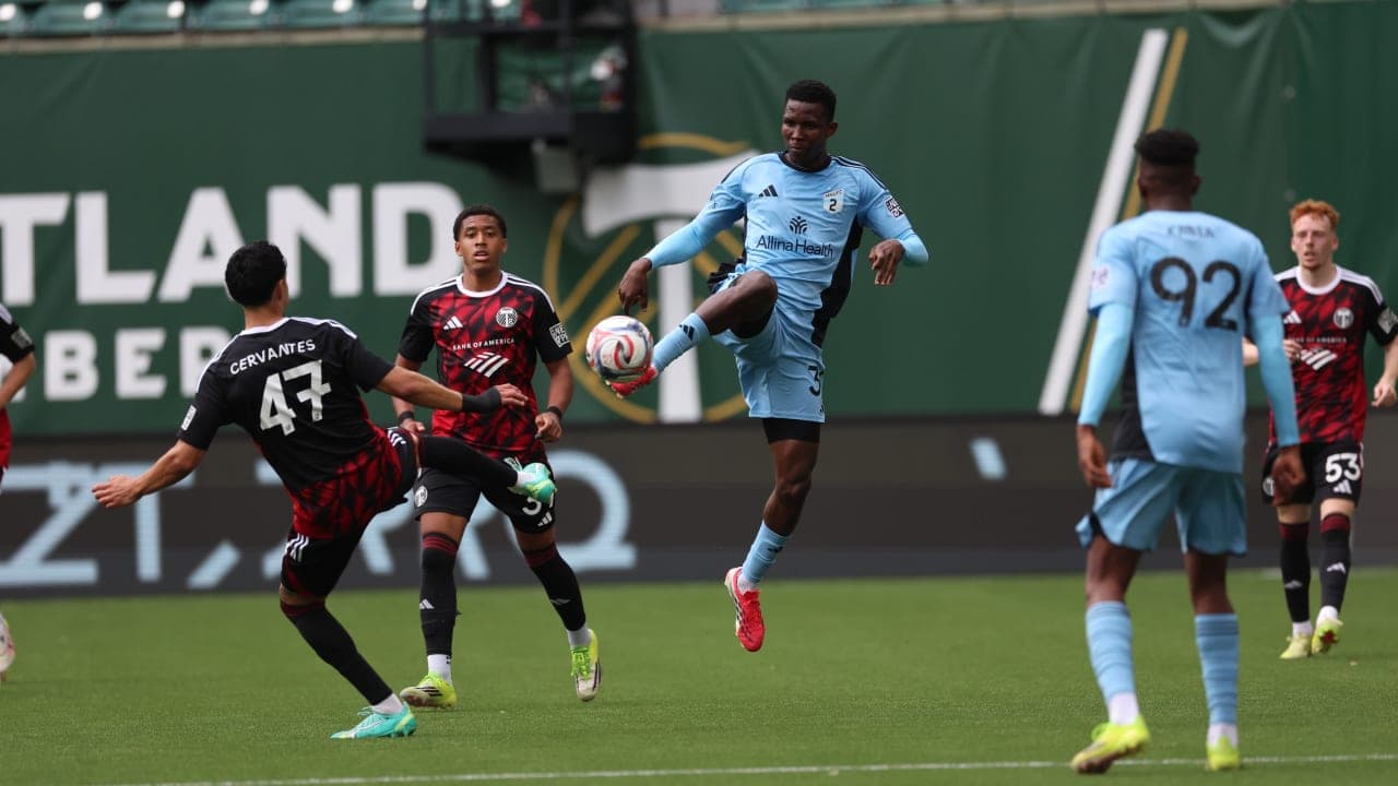 Jugador del Minnesota United II controla el balón Jugador del Minnesota United II controla el balón